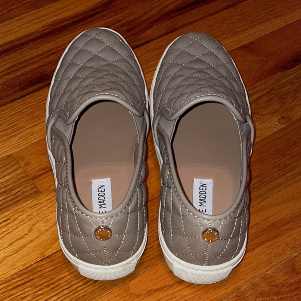 Steve Madden Womens Beige Sneaker Size 7